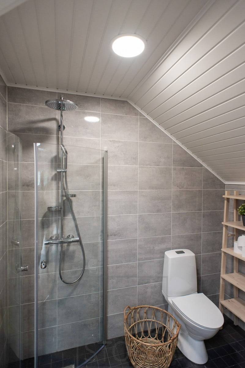 Plafond encastré de 240 leds pour l'éclairage de la douche et des toilettes. Le luminaire est gradable, efficace et . Ledstore.fi